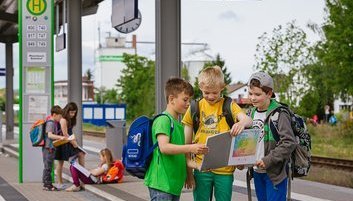 Schüler*innen am Bahnsteig