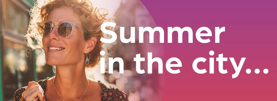 eezy.nrw bewirbt eine Sommer-Guthabenaktion (Motiv: Sommerlich gekleidete Frau beim Shoppen in der Stadt)