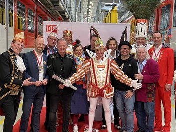 Festkomitee Kölner Karneval, Nahverkehr Rheinland und DB Regio NRW präsentieren karnevalistisch gestalteten „Zoch“ im Werk Köln-Nippes