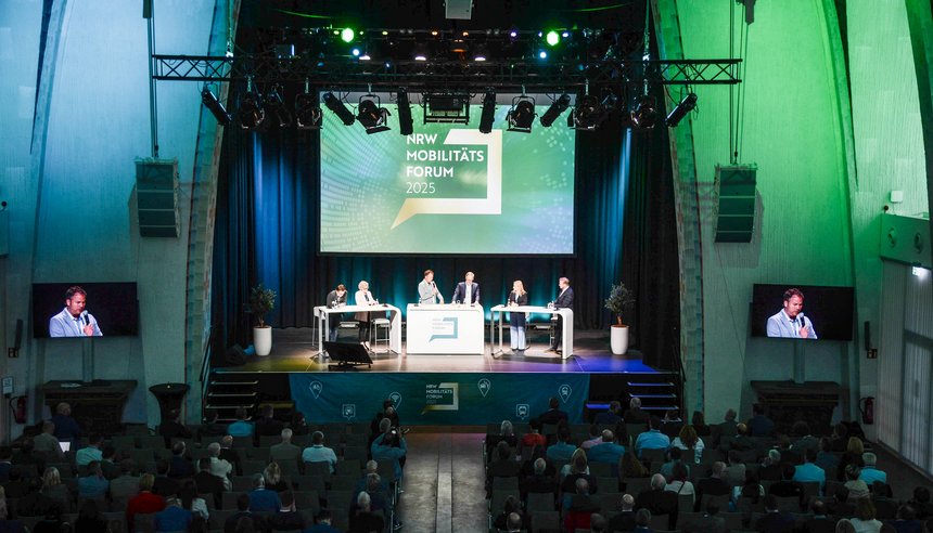 Podium beim NRW-Mobilitätsforum 2025 in der Heilig-Kreuz-Kirche, Gelsenkirchen Podium beim NRW-Mobilitätsforum 2025 in der Heilig-Kreuz-Kirche, Gelsenkirchen