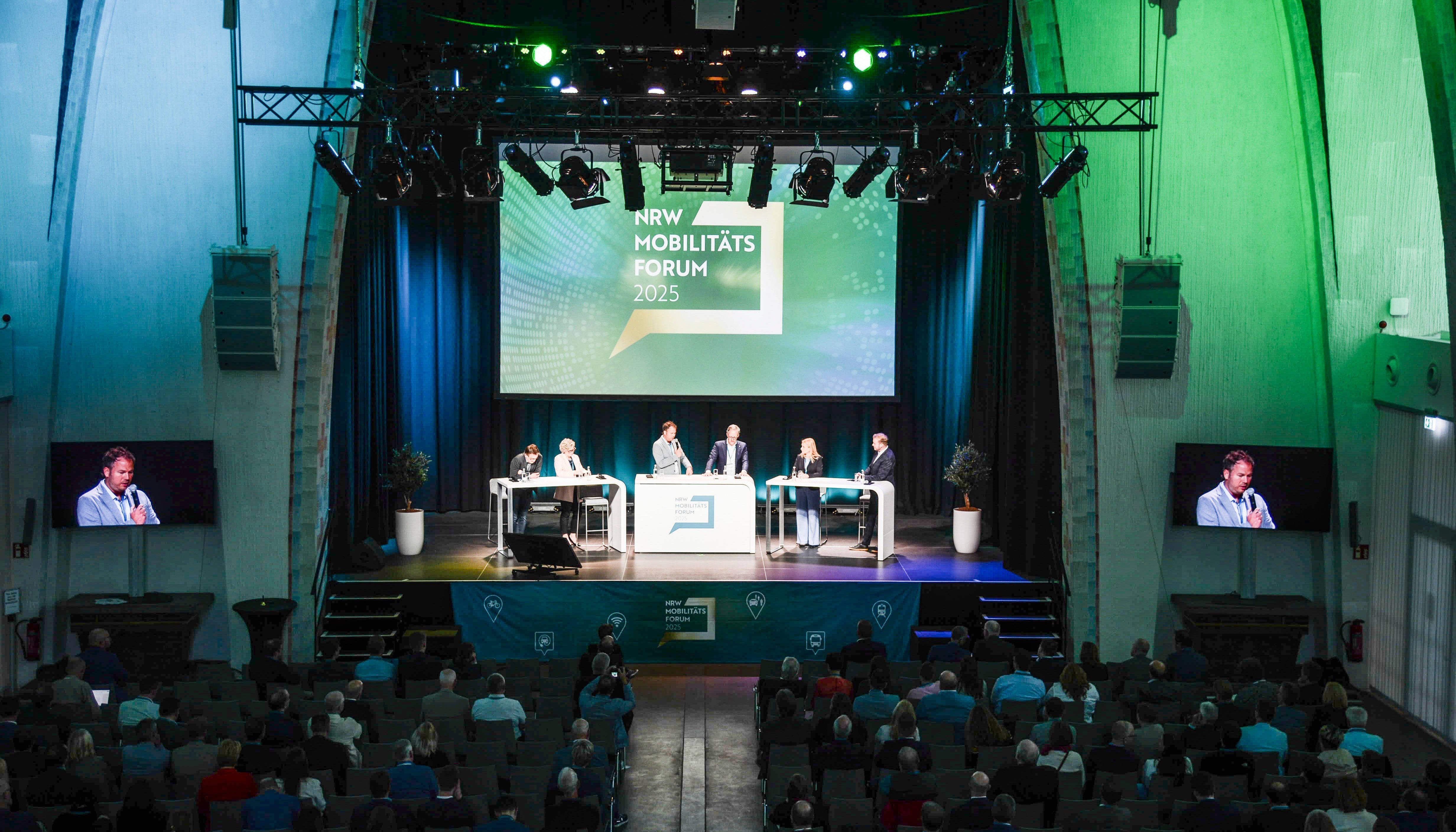 Podium beim NRW-Mobilitätsforum 2025 in der Heilig-Kreuz-Kirche, Gelsenkirchen