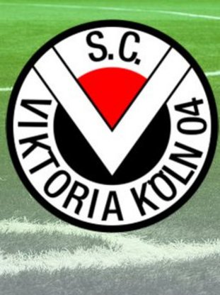 SC Viktoria Köln Logo auf Rasenfläche