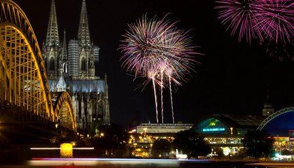 Das Bild zeigt ein Feuerwerk bei den Kölner Lichtern (© Pinke / stock.adobe.com)