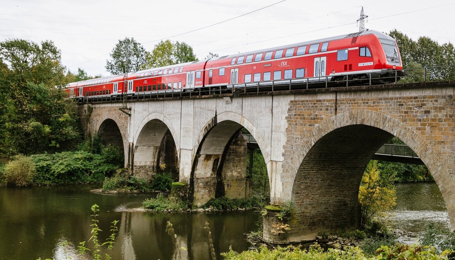 Ein Zug fährt über eine Brücke