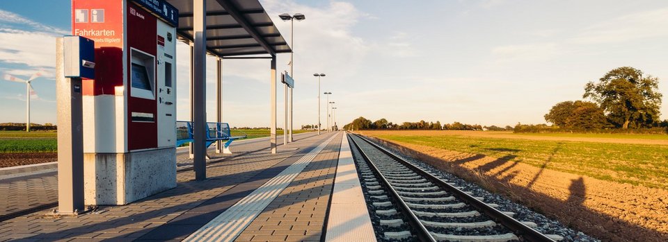 Bahnhalt auf dem Land Bahnhalt auf dem Land