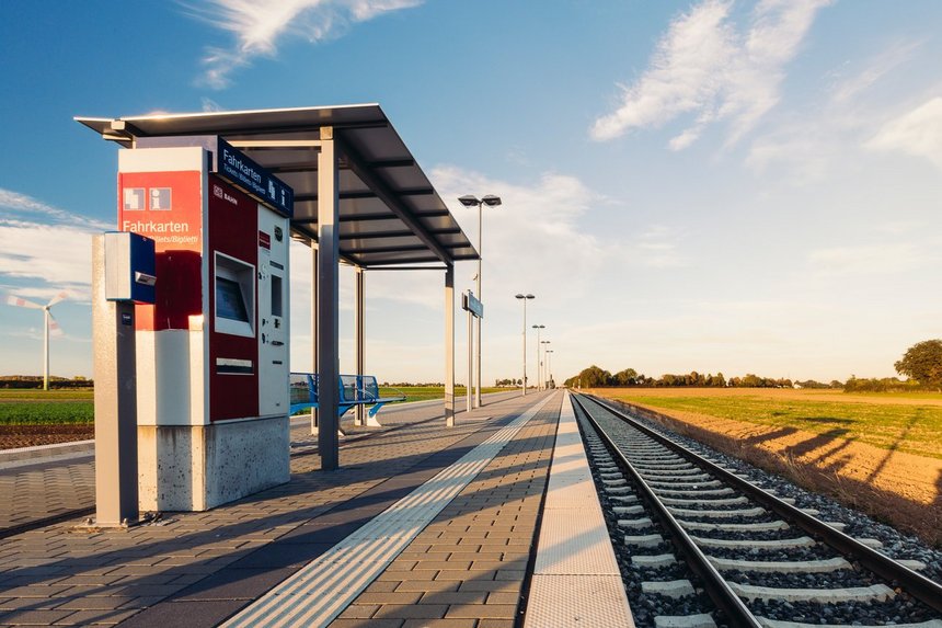 Bahnhalt auf dem Land
