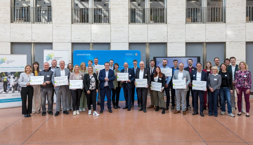Urkundenübergabe an Vertreter*innen von zwölf NRW-Kommunen, die am Fußverkehrs-Check 2025 teilgenommen haben (Gruppenbild) © Zukunftsnetz Mobilität NRW/Smilla Dankert