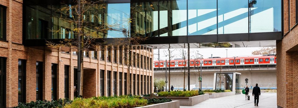Bürohaus mit Bahnhof Deutz