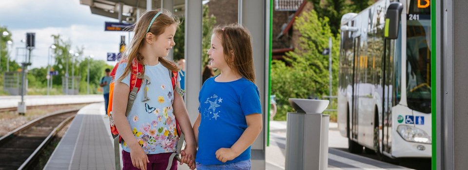 Schülerinnen am Bahnsteig