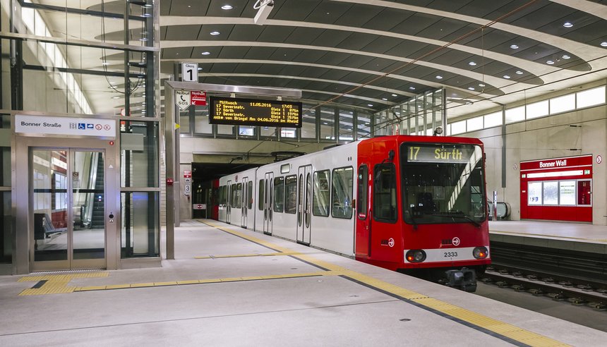 Straßenbahn-Linie 17 fährt eine Haltestelle in Köln an