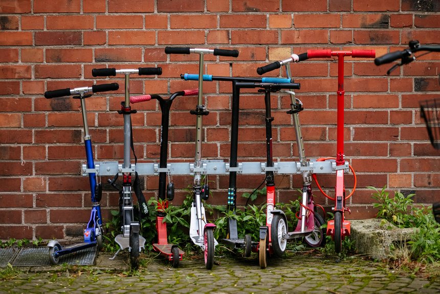 gesicherter Rollerparkplatz an Schule gesicherter Rollerparkplatz an Schule