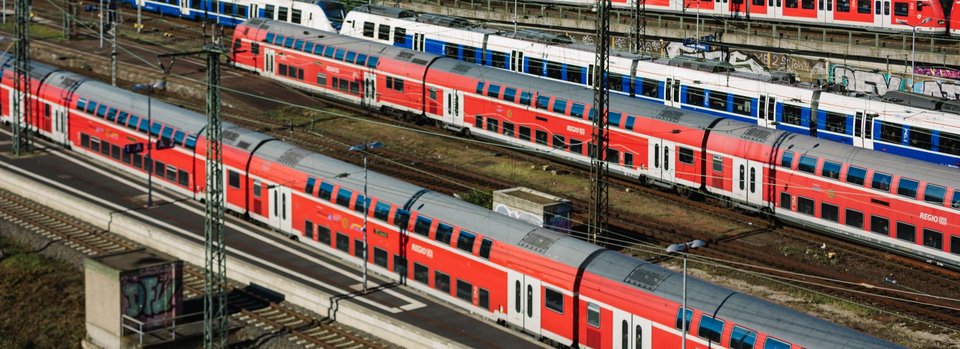 Bahnknoten Köln Mehrere Züge auf parallelen Gleisen.