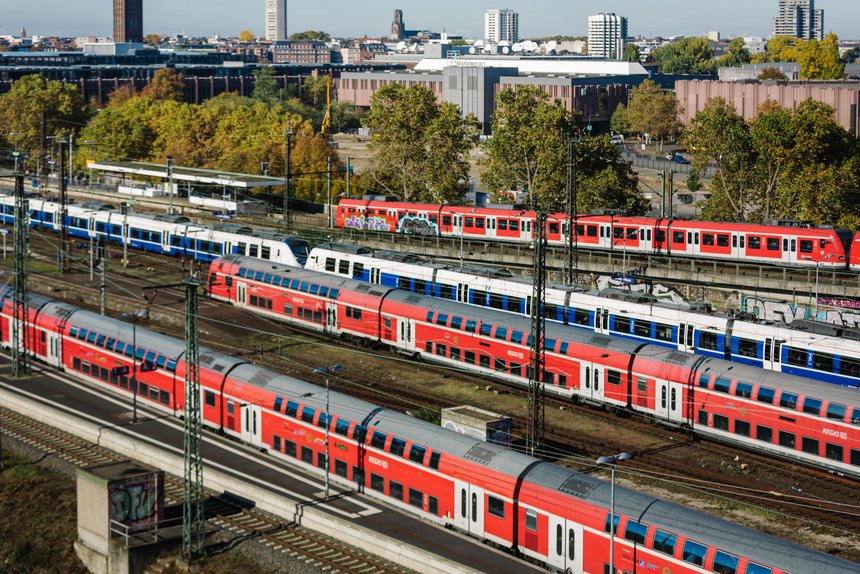 Mehrere Züge auf parallelen Gleisen.