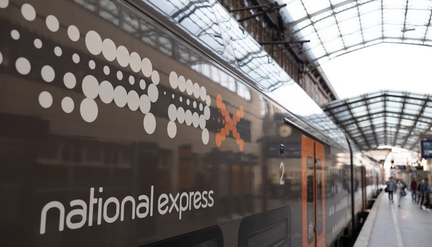 RRX Zug am Bahnsteig