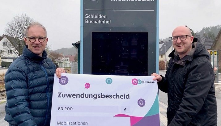 go.Rheinland-Geschäftsführer Dr. Norbert Reinkober und Schleidens Bürgermeister Ingo Pfennings mit Zuwendungsbescheid