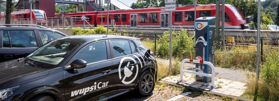 Mobilstation mit wupsiCar und Bahnhalt Mobilstation mit wupsiCar und Bahnhalt