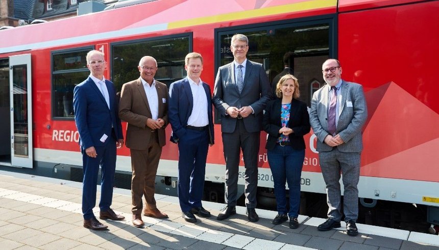 Vertreter*innen von go.Rheinland, SPNV-Nord und Politik vor einem vareo-Zug