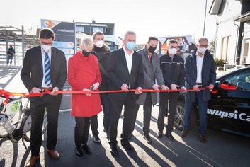 NRW-Wirtschaftsminister Andreas Pinkwart eröffnet erste Mobilstation im Rheinisch-Bergischen Kreis in Wermelskirchen